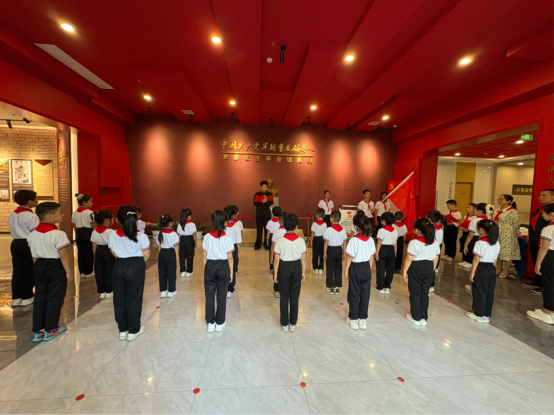 高举队旗跟党走 少年接力新长征！赵家洲中心小学在红色基地开展新队员入队活动