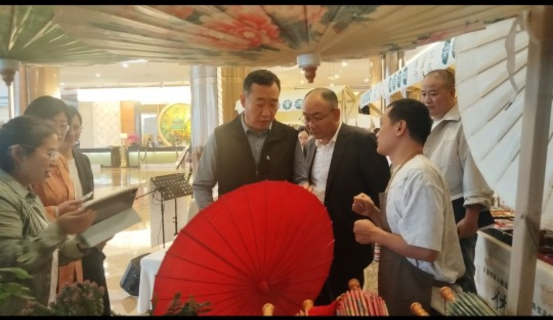 湘潭县石鼓油纸伞亮相全国教就工作会议