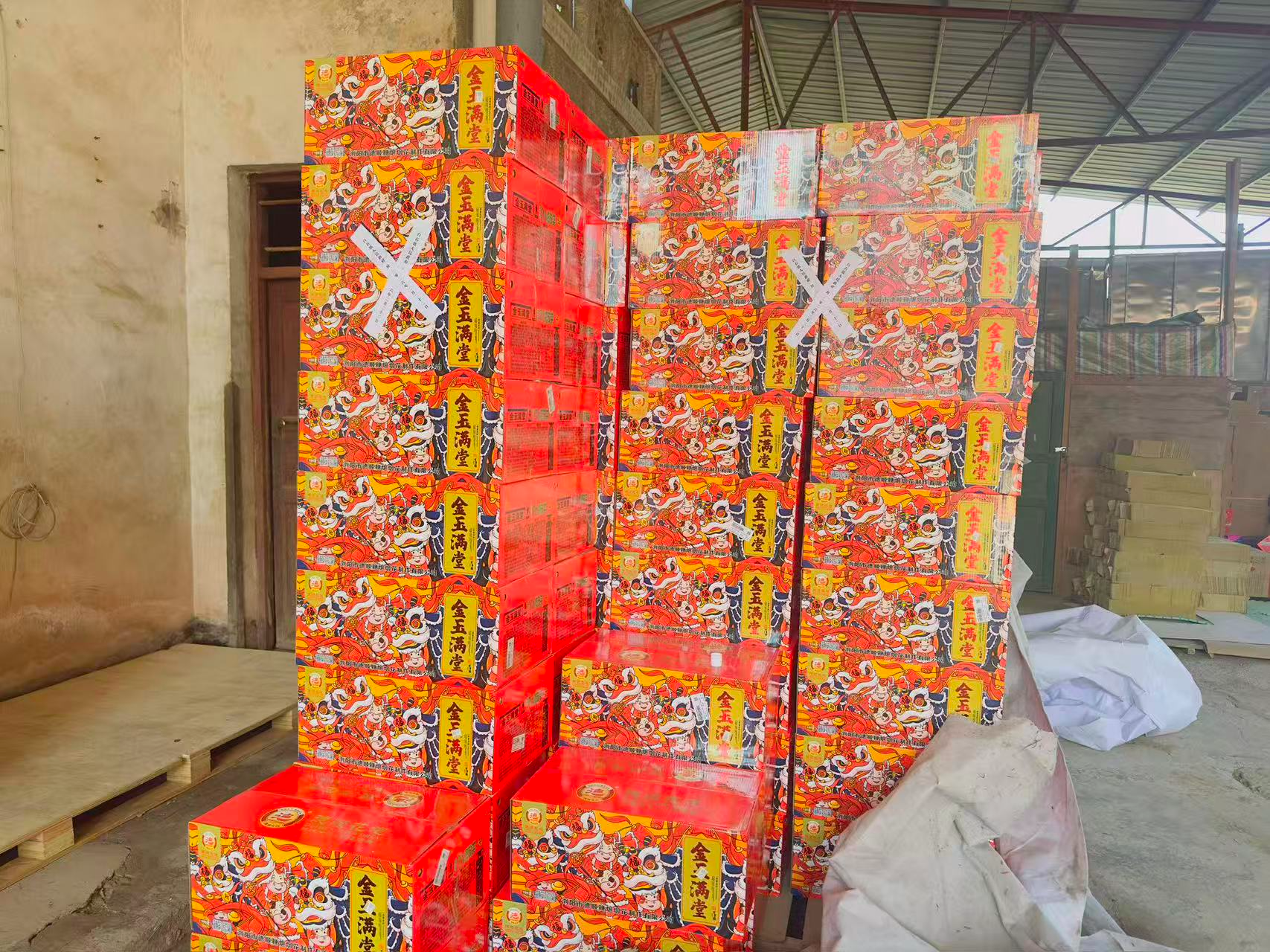 白石派出所联合镇应急办依法查处一非法储存烟花爆竹窝点