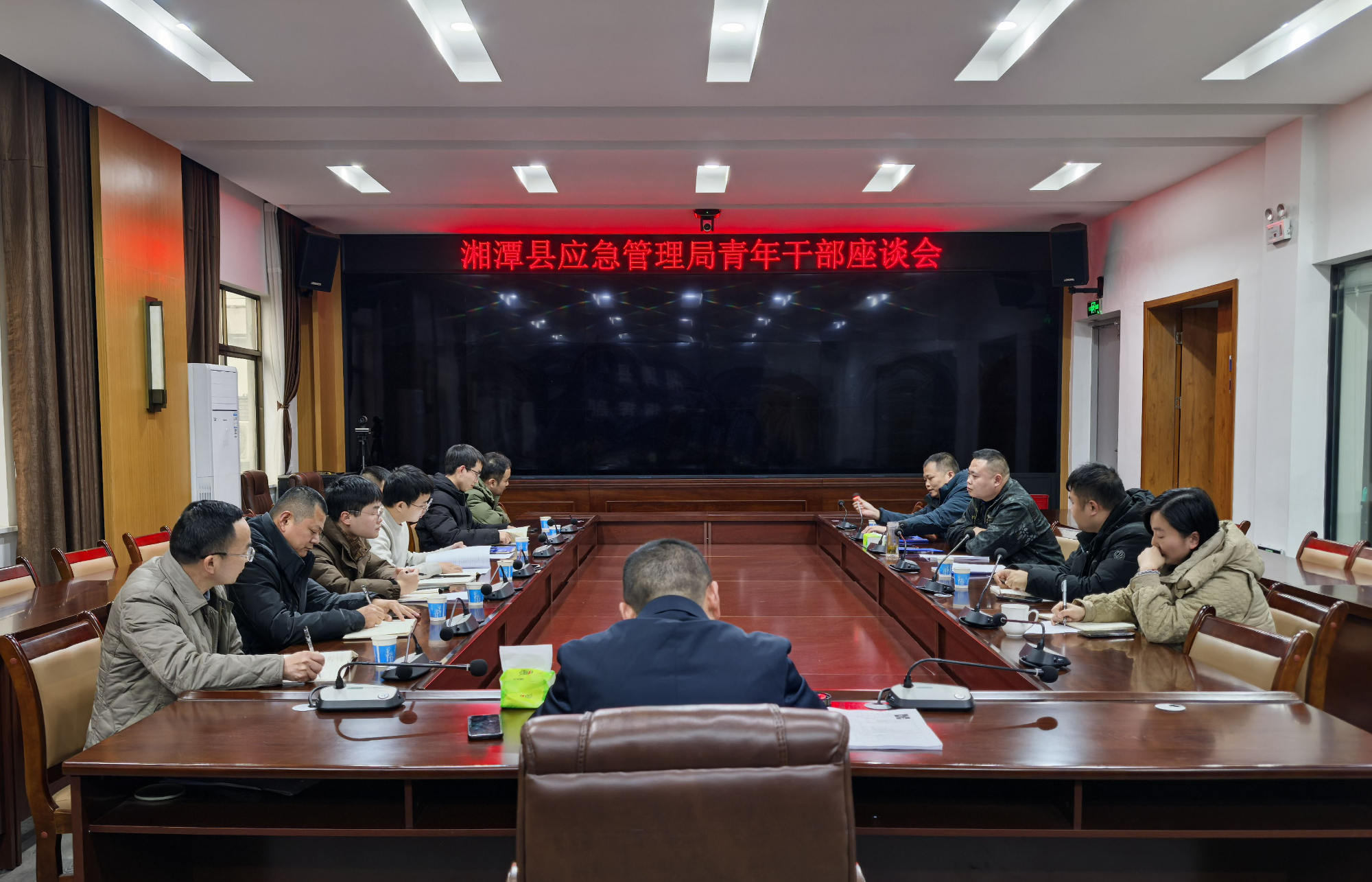 县应急管理局召开青年干部座谈会