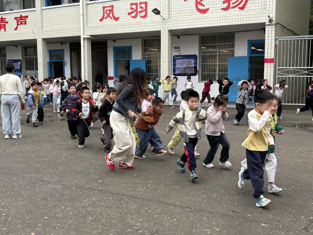 中路铺镇中心小学开展消防疏散演练
