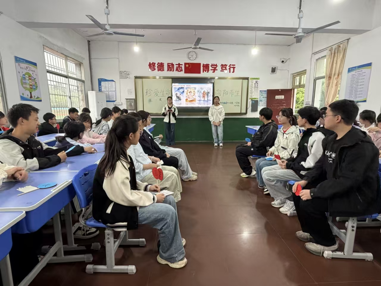 中路铺镇中心学校：开展珍爱生命  向阳成长主题班会观摩