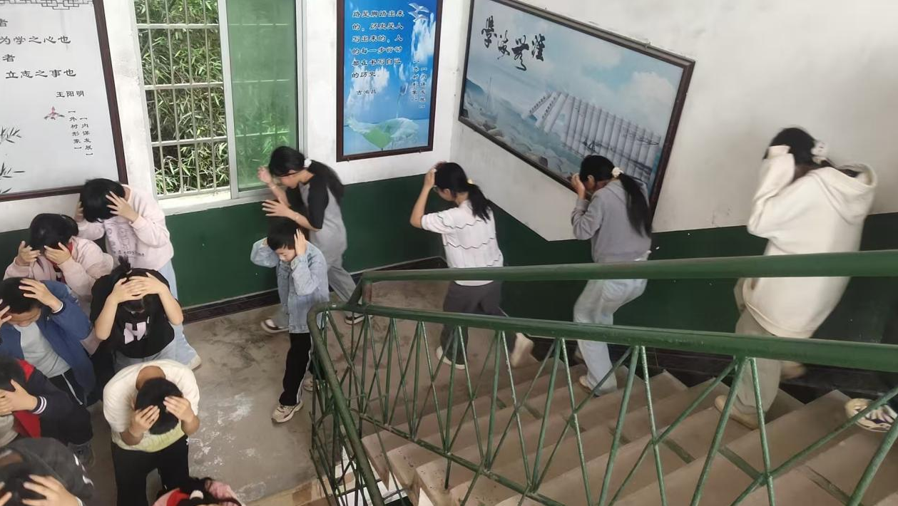 排头乡严冲小学：以防筑练  临震不慌