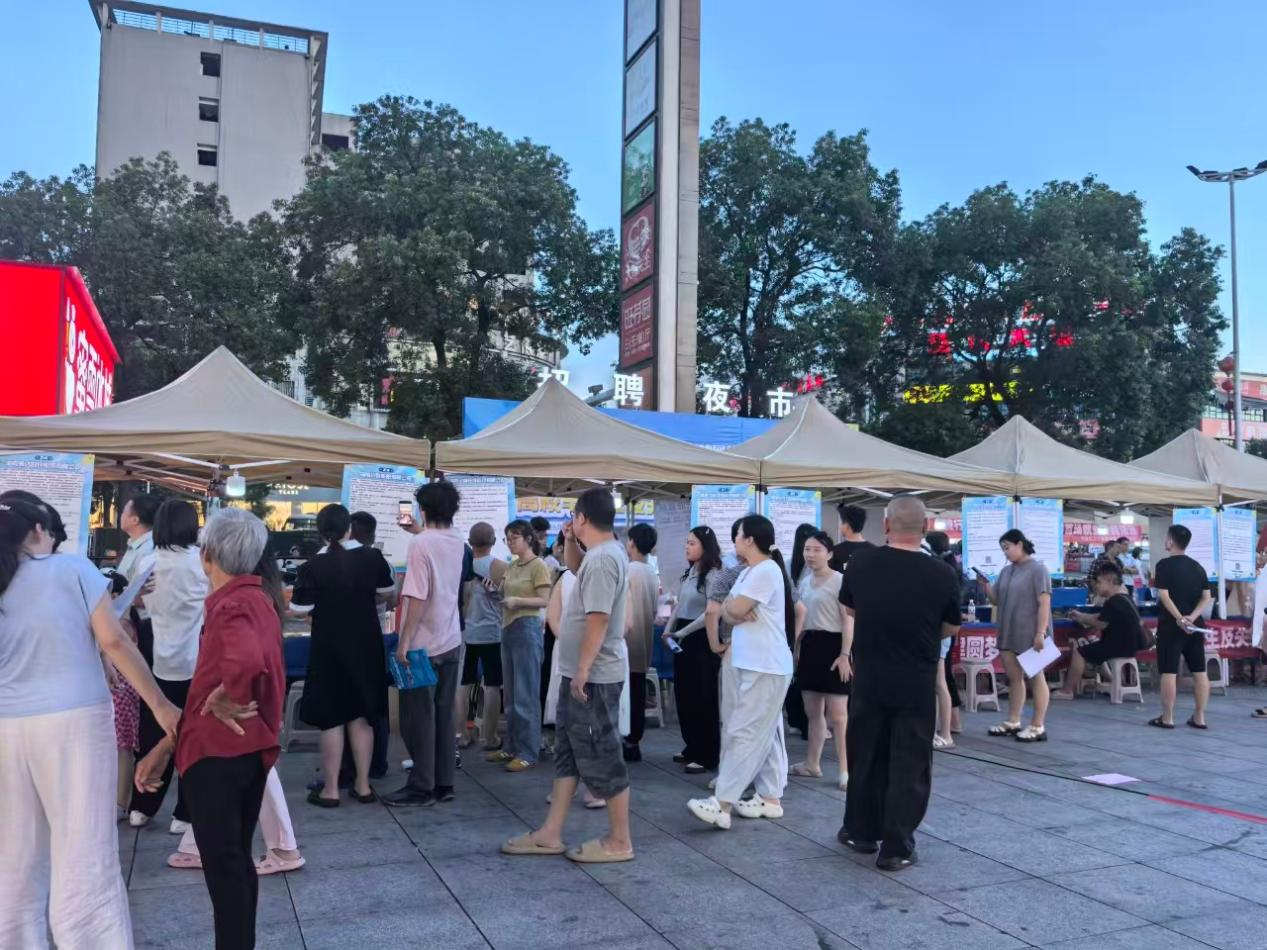 落实就业攻坚 搭建圆梦舞台——湘潭县2026年高校毕业生及失业青年专场招聘会圆满落幕