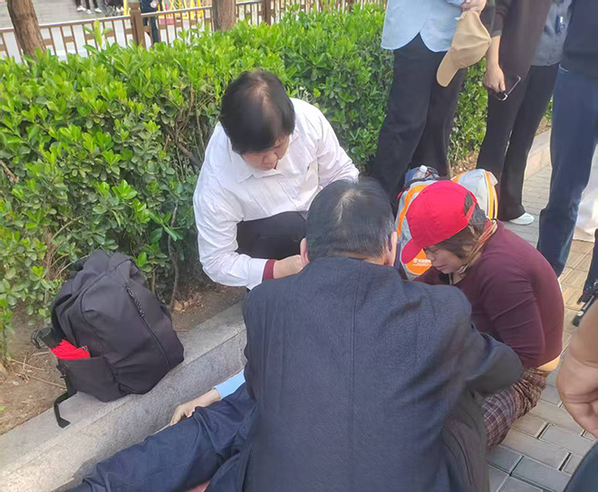 “只要能救，我就一定会救！”  莲乡七旬老中医旅游途中紧急施救晕倒游客