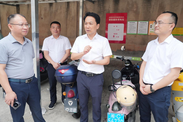 王利“四不两直”督导电动车充电桩建设工作