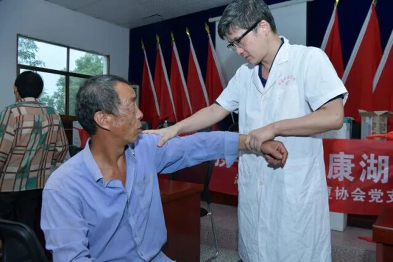 义诊下乡暖民心   残疾预防护民生