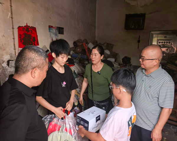 石潭镇政协活动组联合多部门开展困难儿童走访慰问活动