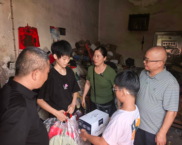 石潭镇政协活动组联合多部门开展困难儿童走访慰问活动