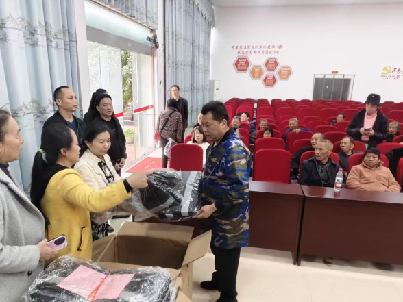 云湖桥镇：魏基成夫妇捐赠百套冬棉衣 温暖云湖桥镇北岸村脱贫户 ——烈士后代牵线助力乡村振兴