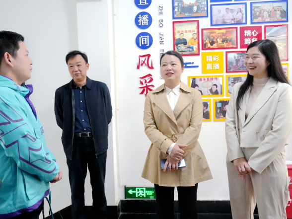 第26个中国记者节将至 县领导到县融媒体中心调研