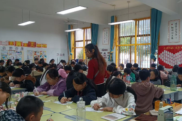 排头乡黄荆坪中学:“珍爱生命”主题班会观摩活动