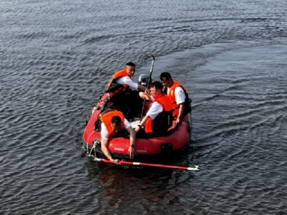 锦石乡：乘舟清障护河道  守护水域生态与通航安全
