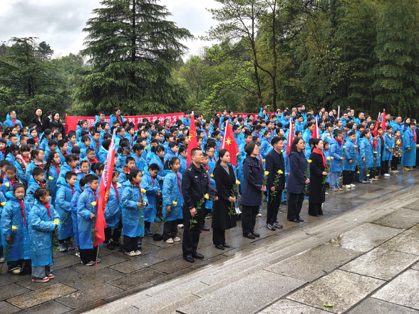 赓续红色血脉 承志逐梦未来 彭德怀纪念馆举行2026年清明祭扫活动