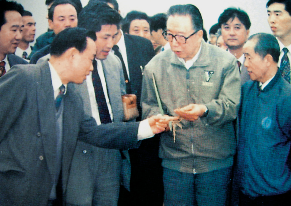 1995年10月20日，第八届全国政协副主席吴学谦(前排右二)到湘潭县泉塘子农技站视察工作。中共湘潭市委副书记、代市长蒋建国，市政协主席齐美成，副市长殷正海，县政协主席杨桂秋等陪同。