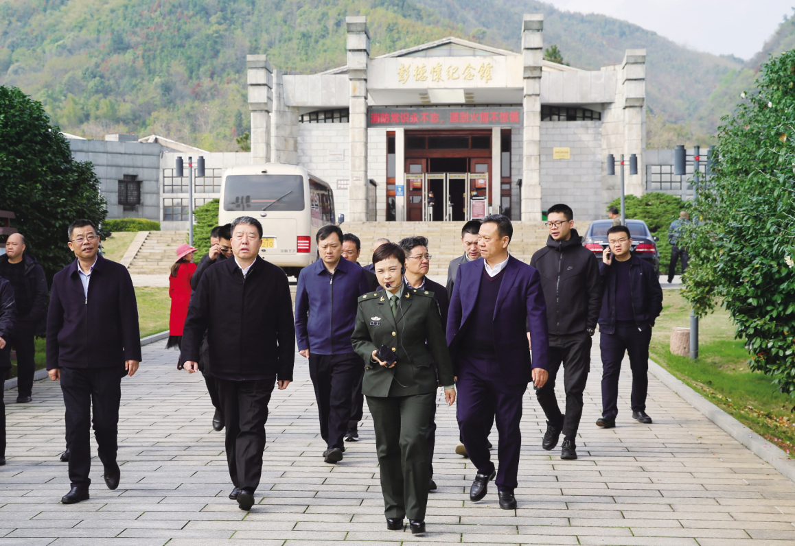 2023 年3月26日，第十三届湖南省政协主席毛万春(前排左二)在市政协主席杨真平、县政协主席谭捍卫等的陪同下到彭德怀纪念馆就“打造红色文旅胜地”开展调研。