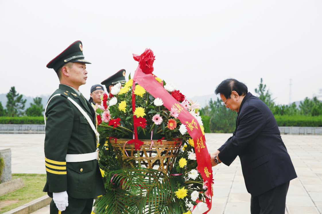 2015 年11月29日,第十一届全国政协副主席郑万通(右)到彭德怀纪念馆参观。