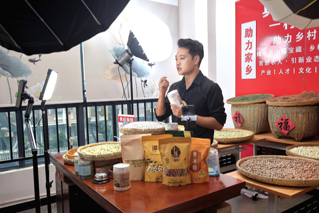 青春力量助农忙 “小杨书记”的乡村振兴新路径