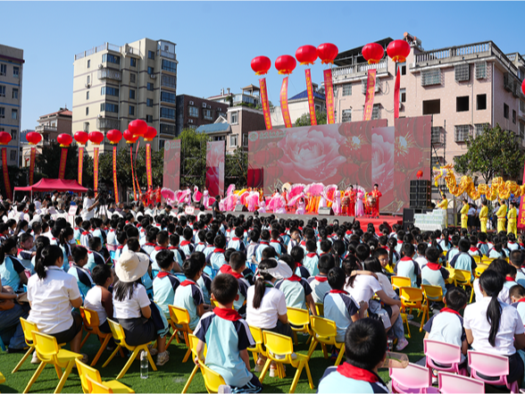 湘潭县云龙小学举行二十周年办学成果展