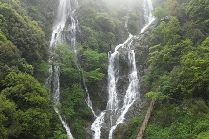 湘潭县石鼓镇顶峰村曹家坳瀑布：深山飞瀑，原生态秘境