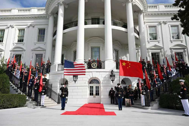 习近平出席美国总统特朗普在白宫举行的欢迎仪式