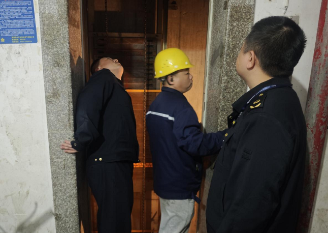 县市场监管局：拉网排查老旧电梯隐患 用心守护群众“上下安全”