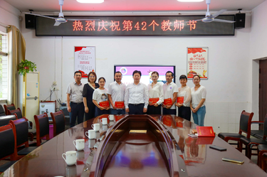 宋任飞开展教师节走访慰问活动 向广大教师致以节日问候