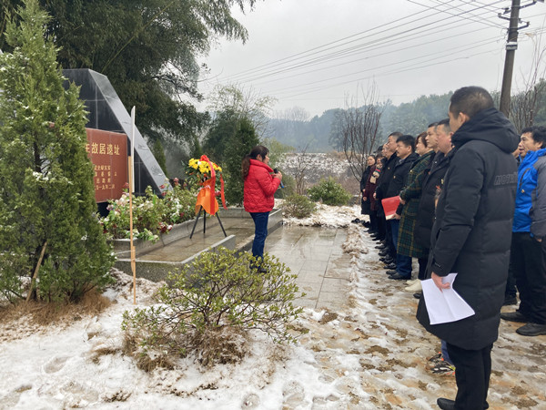 2.7卢冬生后人讲述其革命故事_副本.jpg