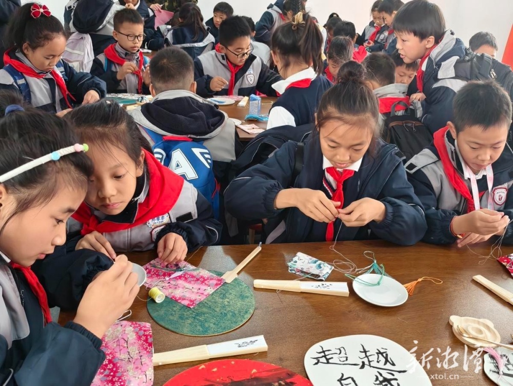 028 孩子们体验制作香囊.jpg