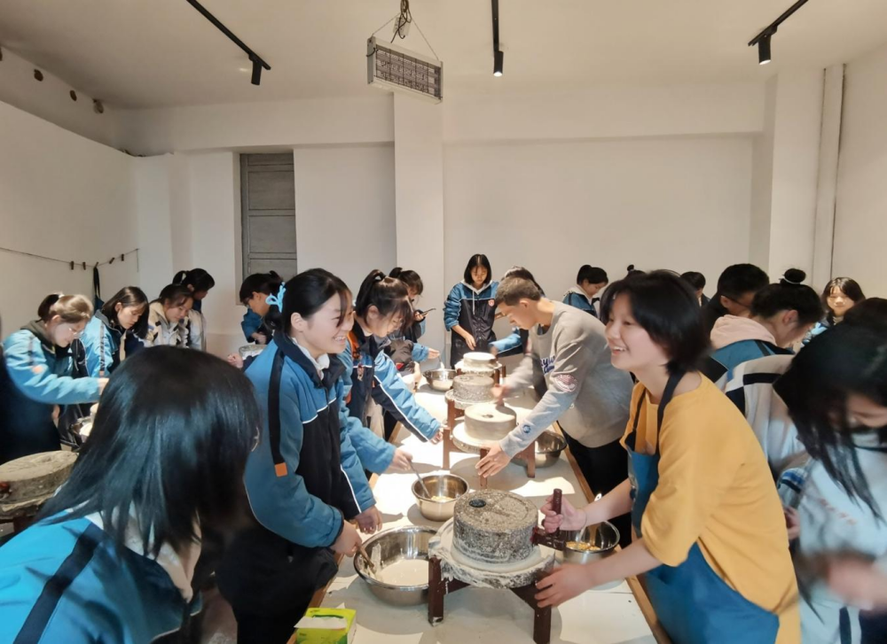 034 乌石峰村村民“坊主”和学生们在豆作坊开展研学实践活动。.png