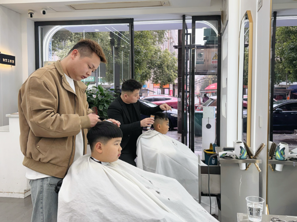 “头”等大事火热上演 湘潭县市民扎堆“剃龙头”迎好运