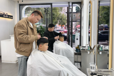 “头”等大事火热上演 湘潭县市民扎堆“剃龙头”迎好运