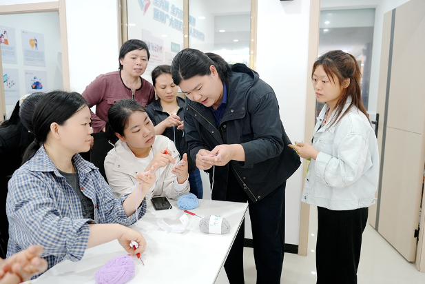 开局八好 乘势而上｜巧手编织增收路