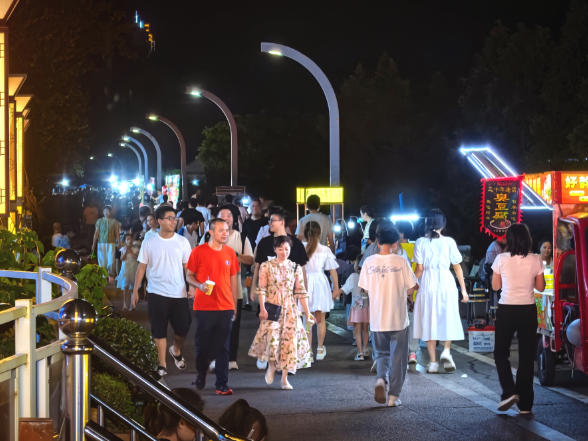 晚风映湘江 文体聚烟火 莲乡夜经济持续升温