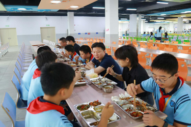 宋任飞督导天易中学食品安全及规范管理工作