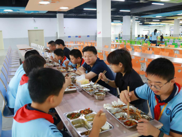 宋任飞督导天易中学食品安全及规范管理工作
