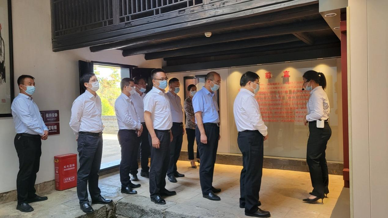 周小舟生平事迹与革命精神学术研讨会参会代表参观周小舟故居