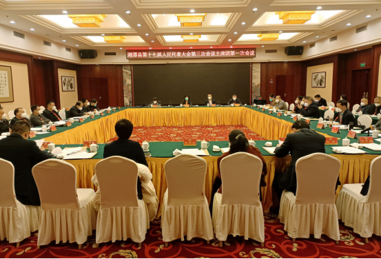 县十七届人大三次会议主席团第一次会议召开21.png