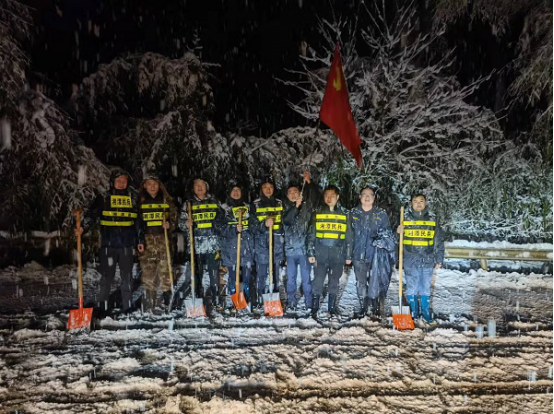 锦石乡以“雪”为令,全力铲雪除冰保平安332.png 锦石乡以“雪”为令,全力铲雪除冰保平安332.png