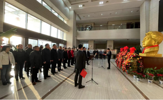 22新春上班第一天 天易经开区举行向毛主席铜像敬献花篮仪式28.png