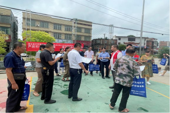 “莲乡里手”进村组 防非宣传暖民心364.png