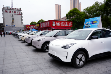 中国移动萌宠机器狗亮相吉利汽车展