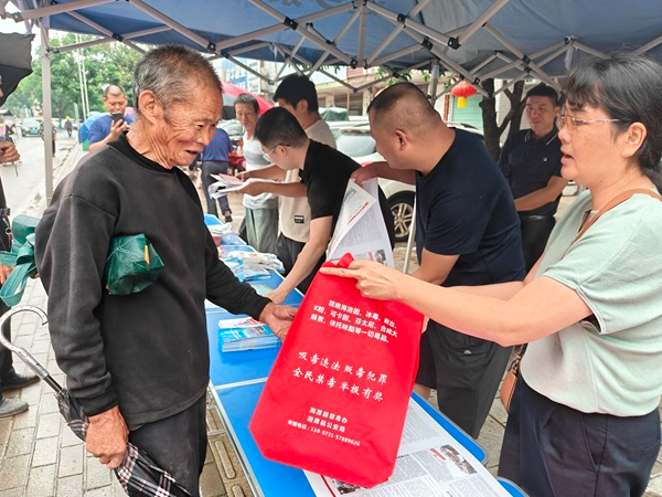 乌石镇：全民禁毒在行动，集市宣传不停歇