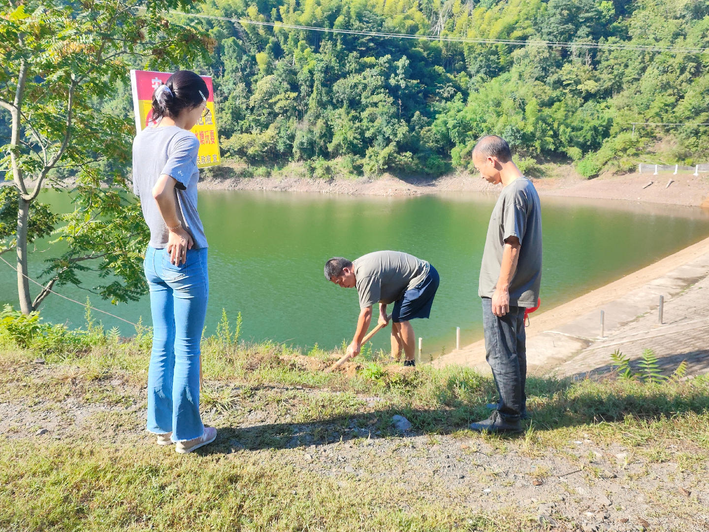 分水乡：开展“防溺水”巡查    劝离野泳者