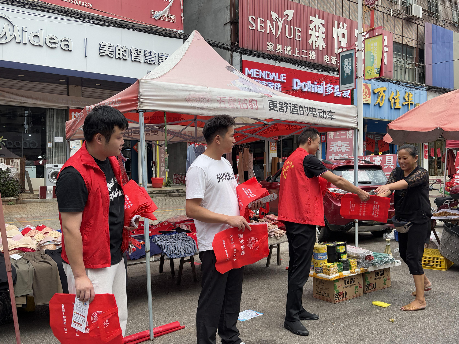中路铺镇：禁毒宣传进集市，筑牢民生 “防毒墙”
