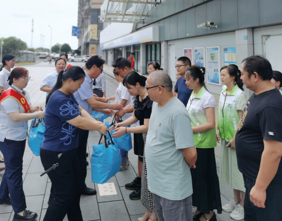 高温“送清凉”！为新就业群体撑起夏日“绿荫”