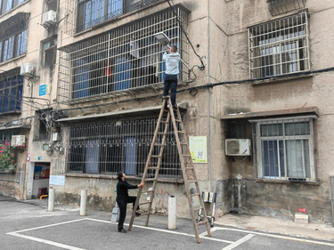 易俗河镇：牛头岭社区点亮梅林桥宿舍“暖心灯”