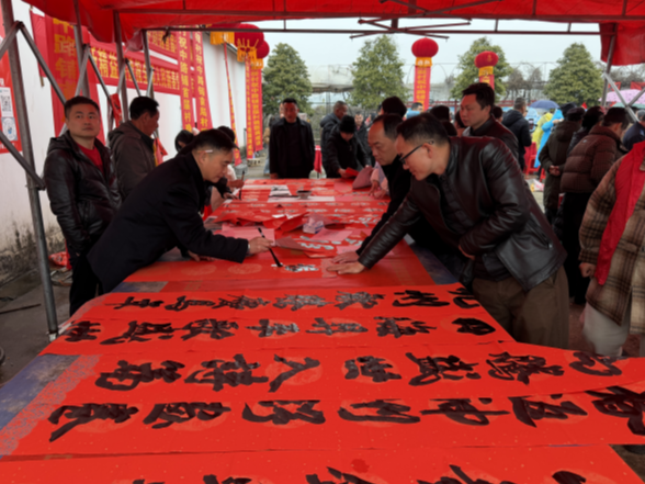 中路铺镇首届春节村晚热闹启幕 乡味年味唱响幸福年