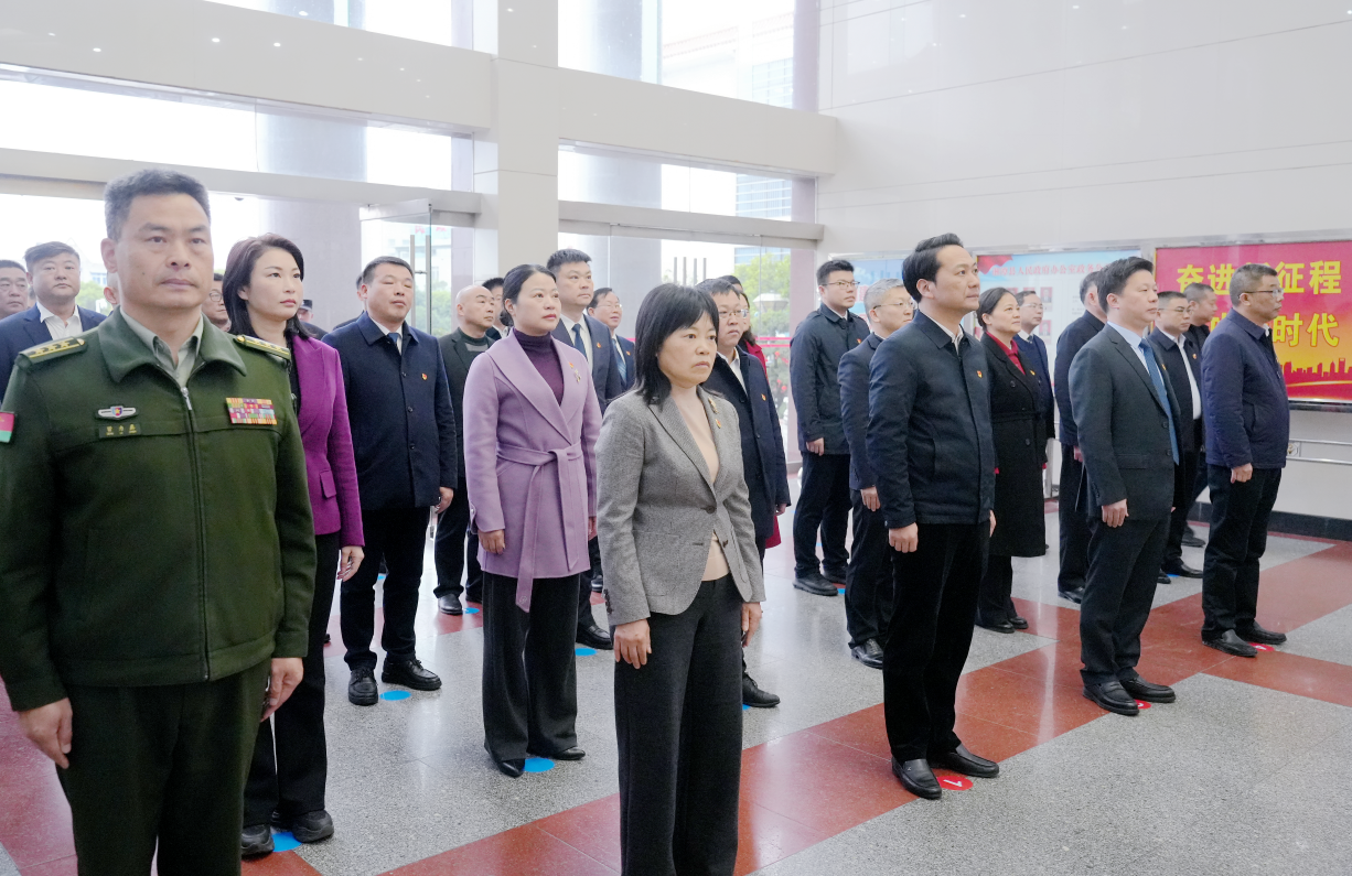 湘潭县举行向毛泽东同志铜像敬献花篮仪式