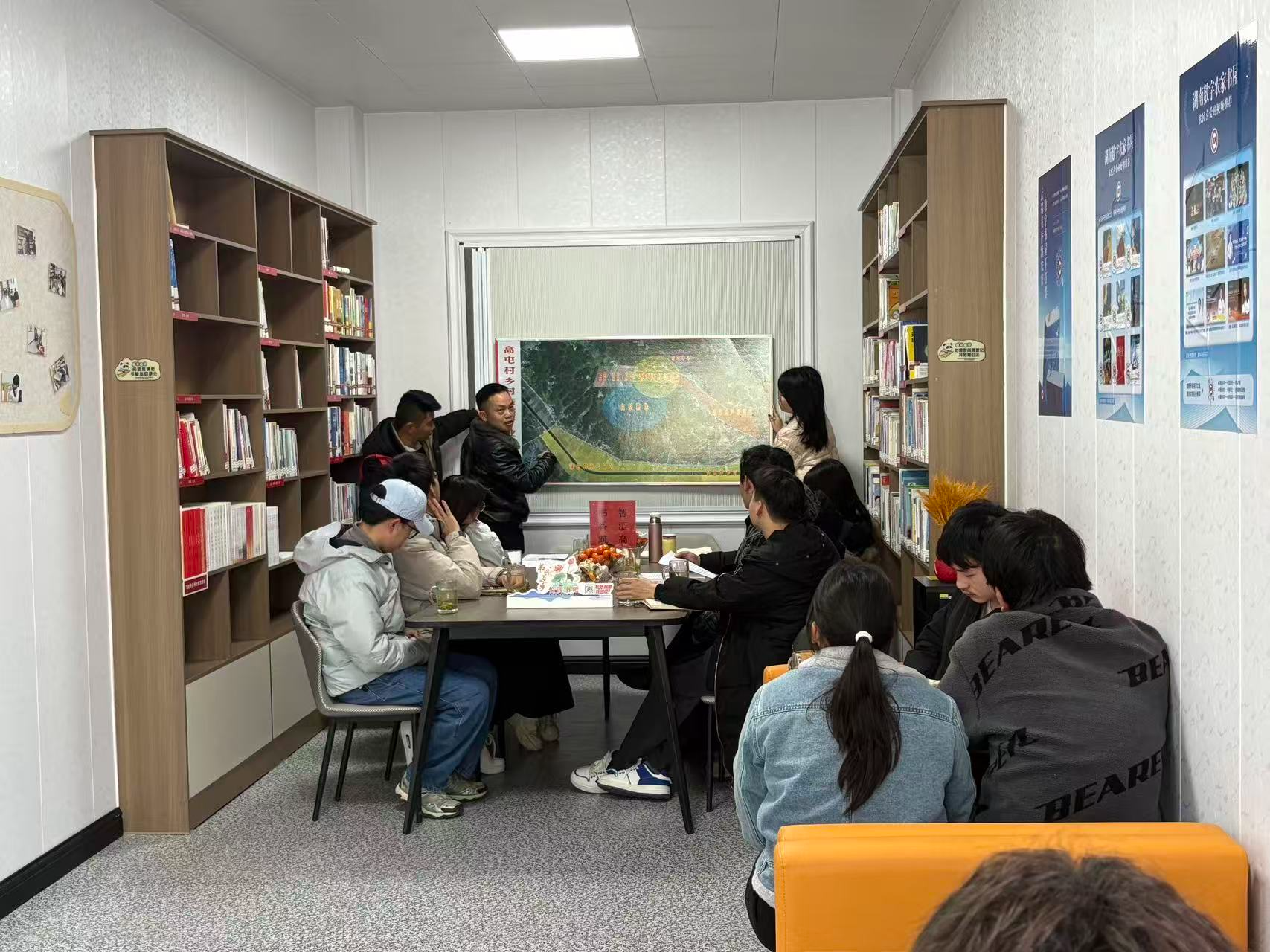 青山桥镇高屯村农家书屋举办在校大学生助力乡村振兴交流分享会